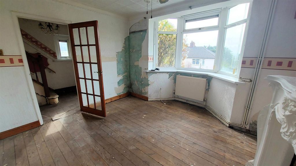 Property photo 3 of 23 Lounge