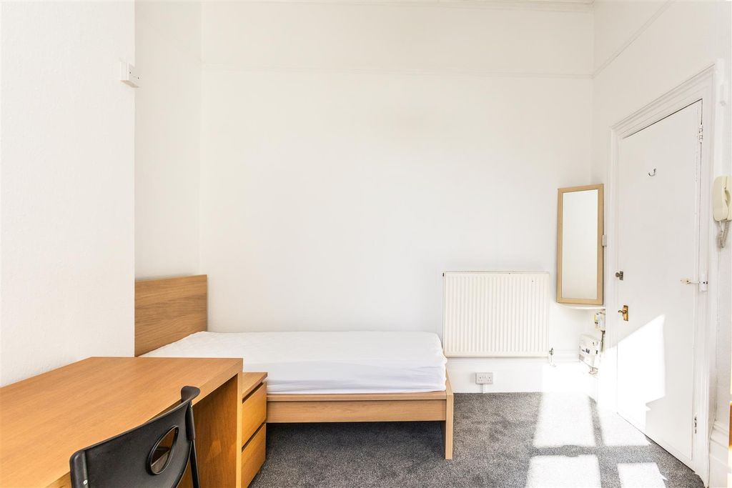Property photo 1 of 13 Room