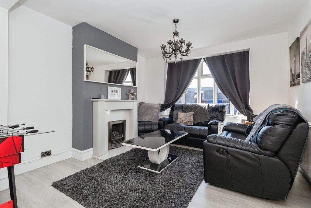 Property photo 3 of 17 Photo