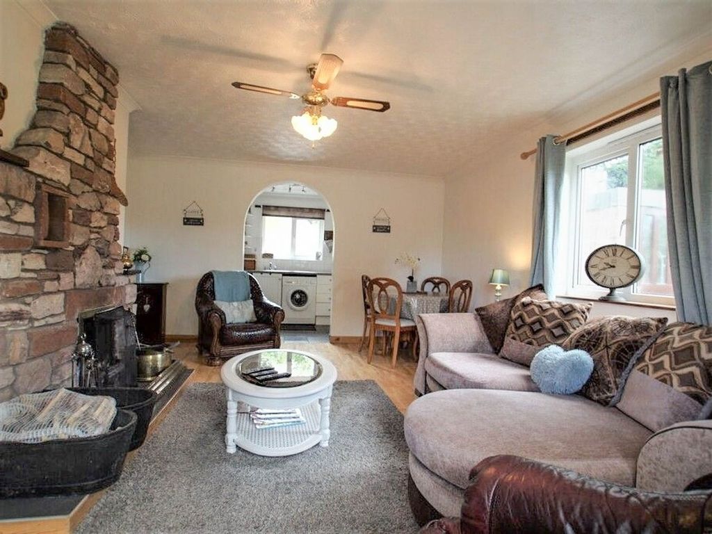 Property photo 3 of 16 Lounge