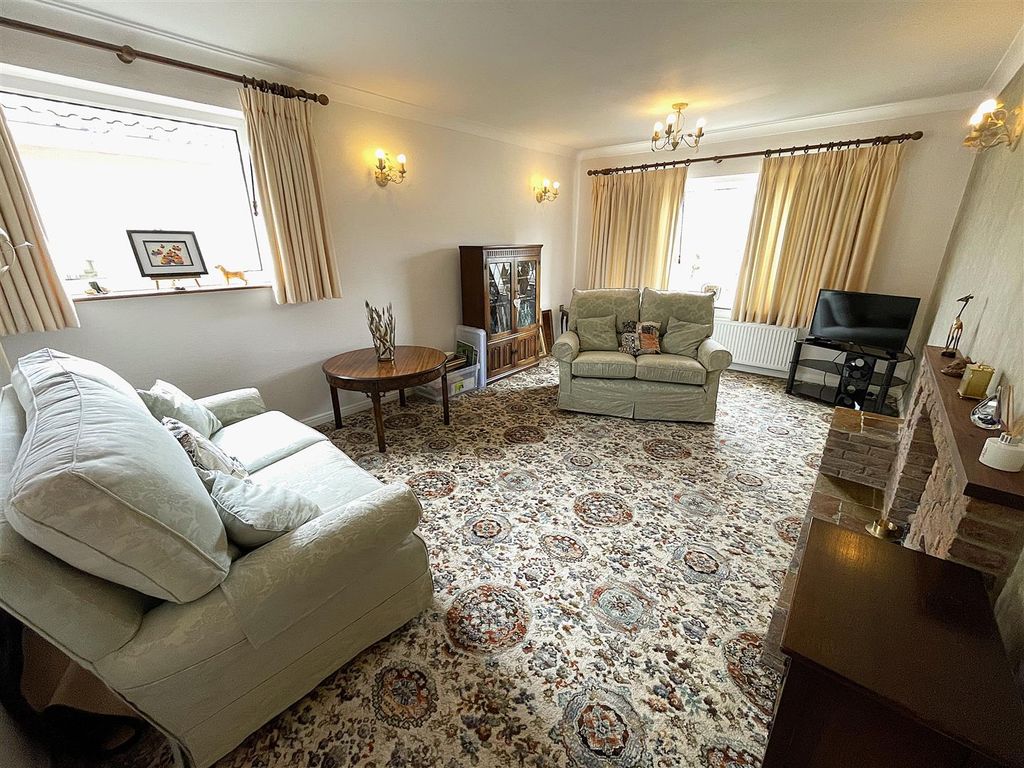 Property photo 2 of 23 Lounge