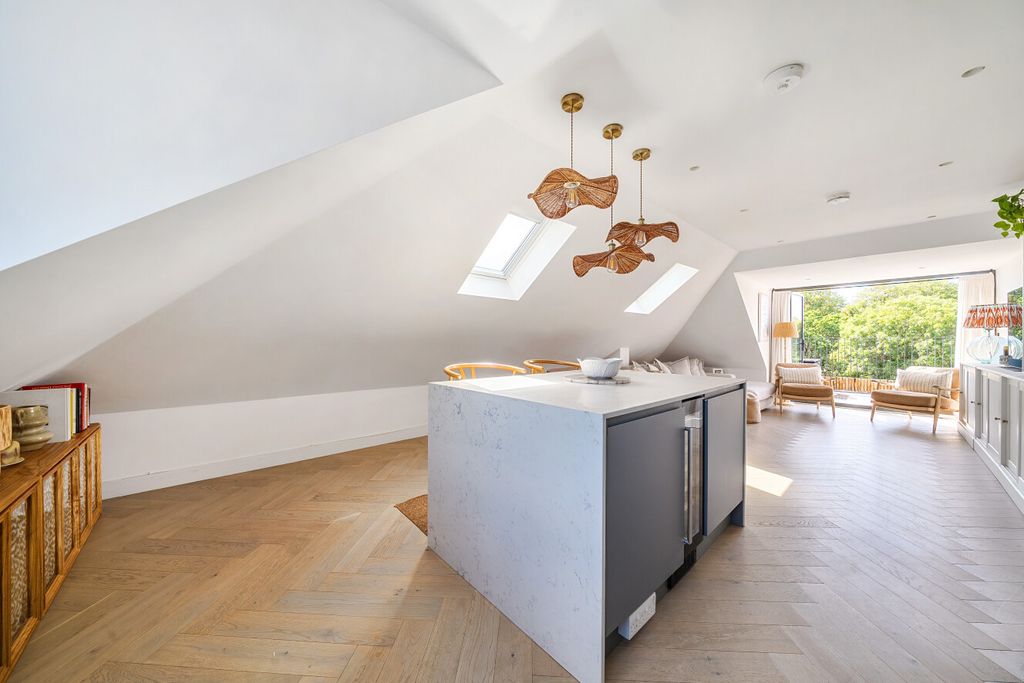 Property photo 1 of 19 1513230-10-6A96c8...