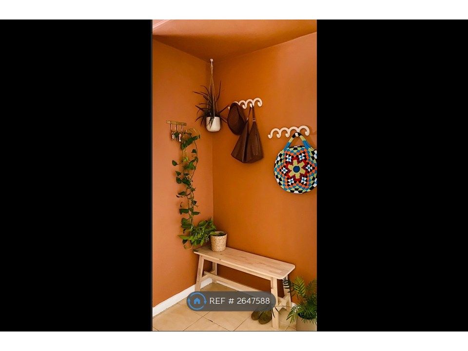 Property photo 2 of 19 Entrance Hall Way