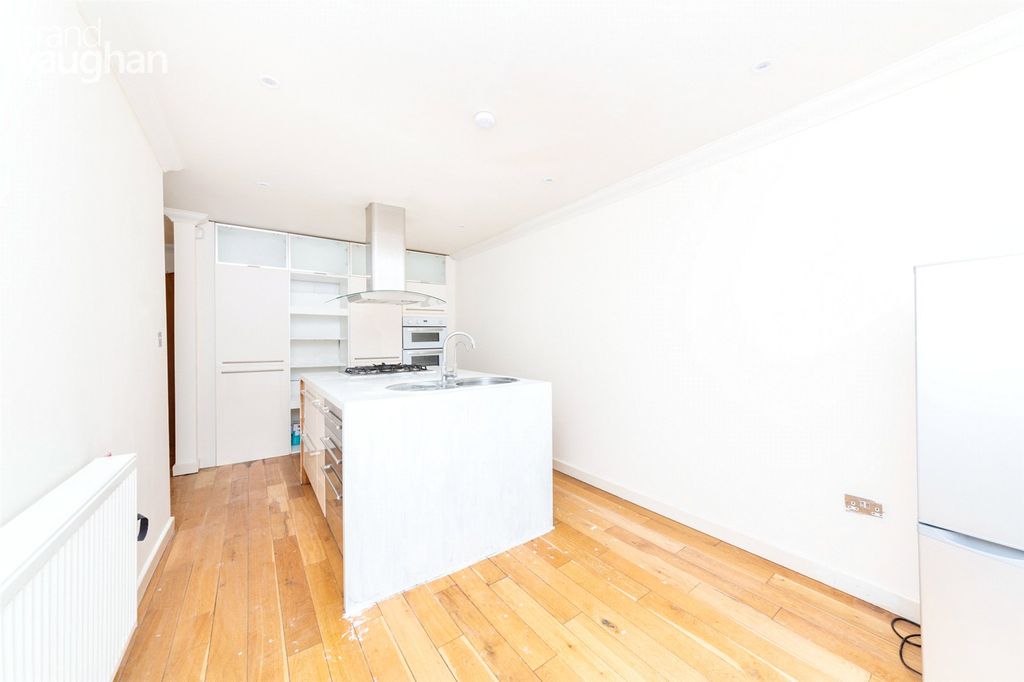 Property photo 3 of 14 Kitchen