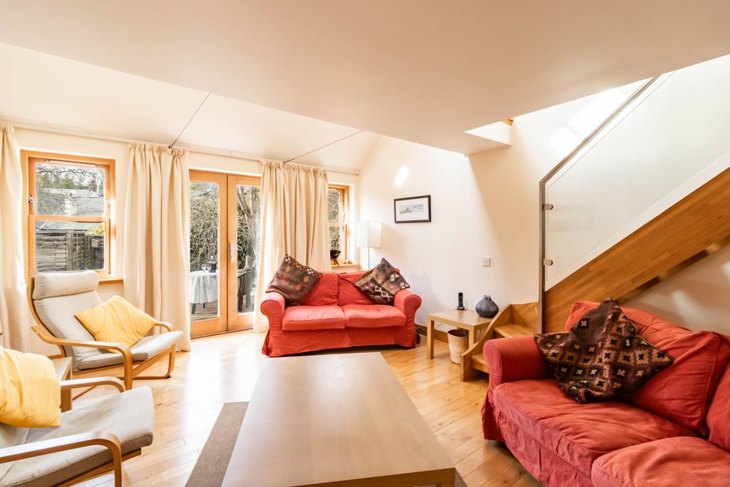 Property photo 2 of 36 Lounge