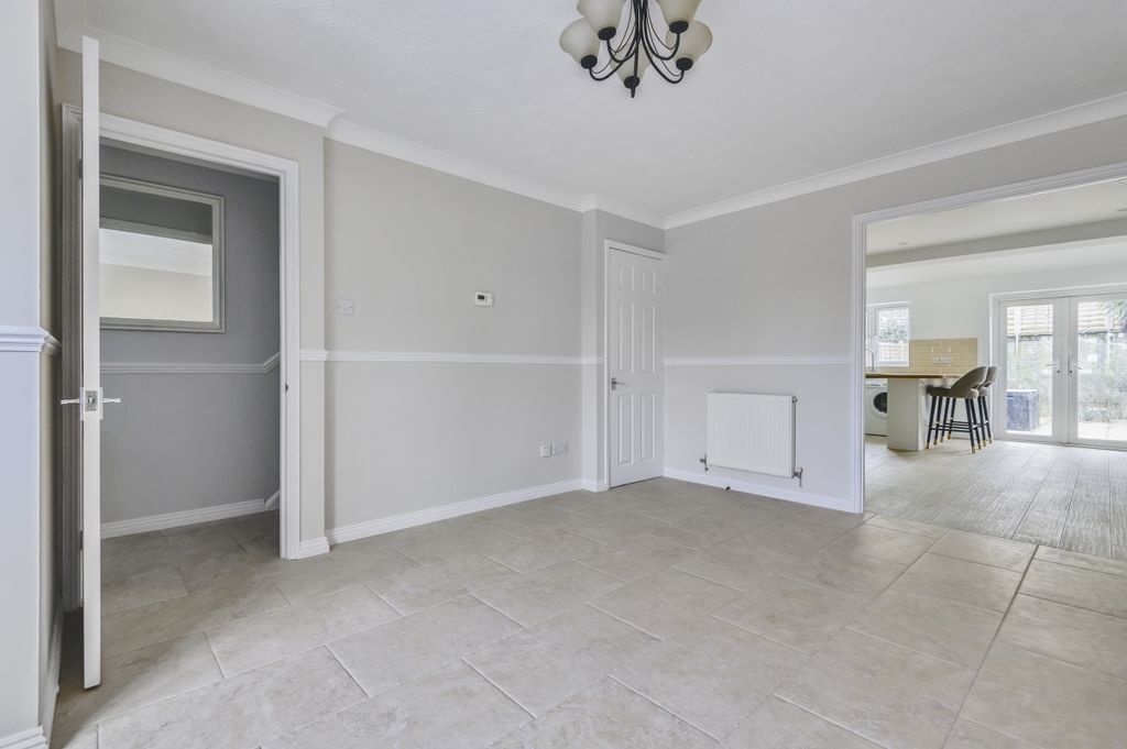Property photo 3 of 11 Danesfield Close