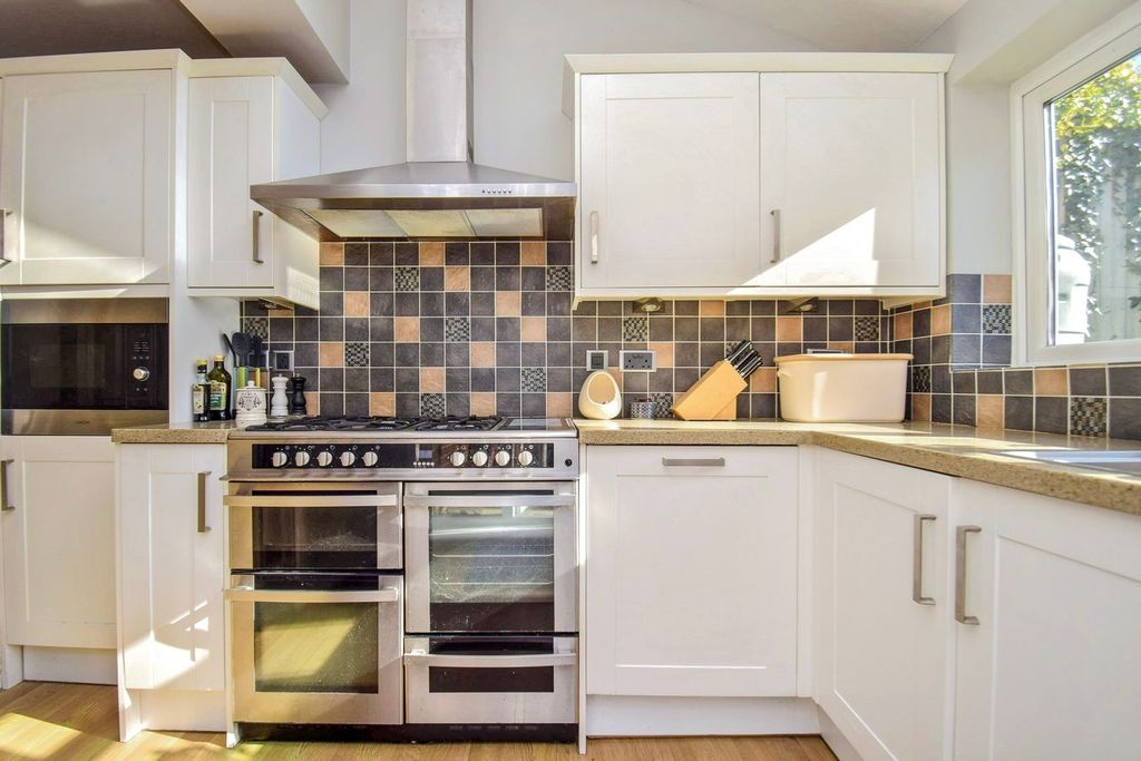 Property photo 3 of 27