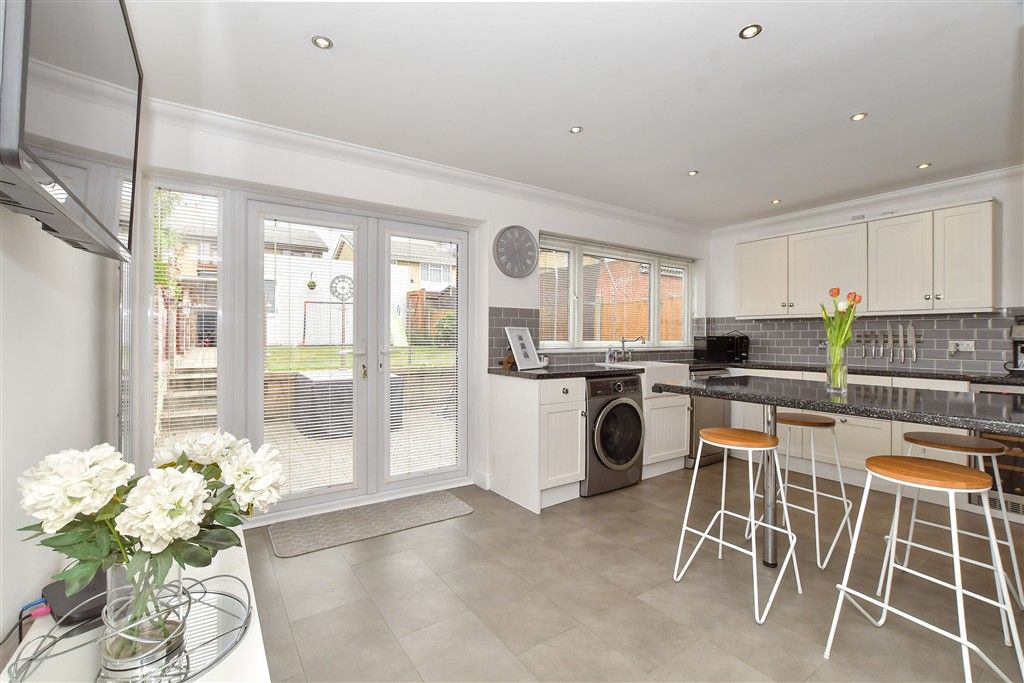 Property photo 1 of 23 Kitchen/Breakfast Area