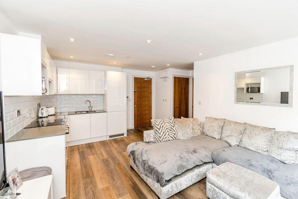 Property photo 3 of 8 Pbox-Img.Jpg