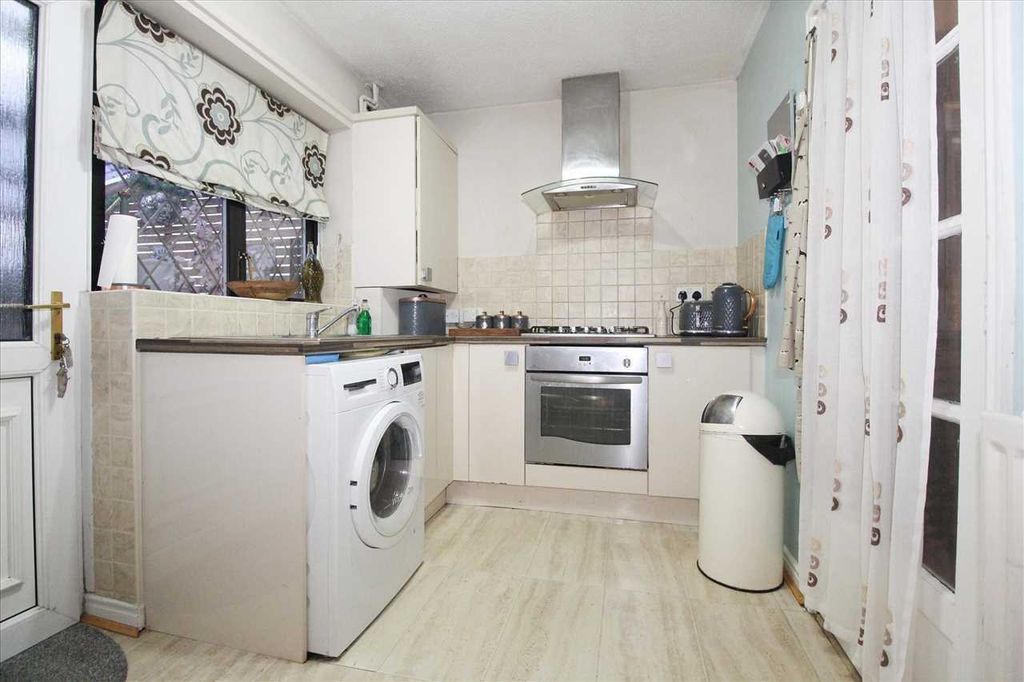 Property photo 3 of 9 Kitchen