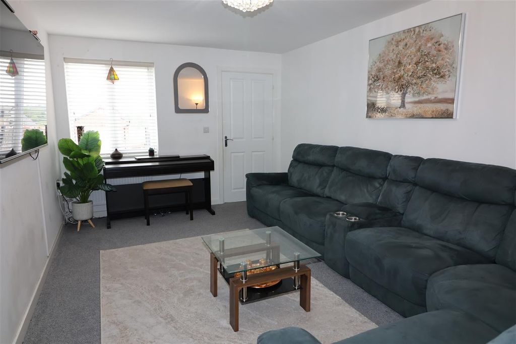 Property photo 2 of 15 Lounge