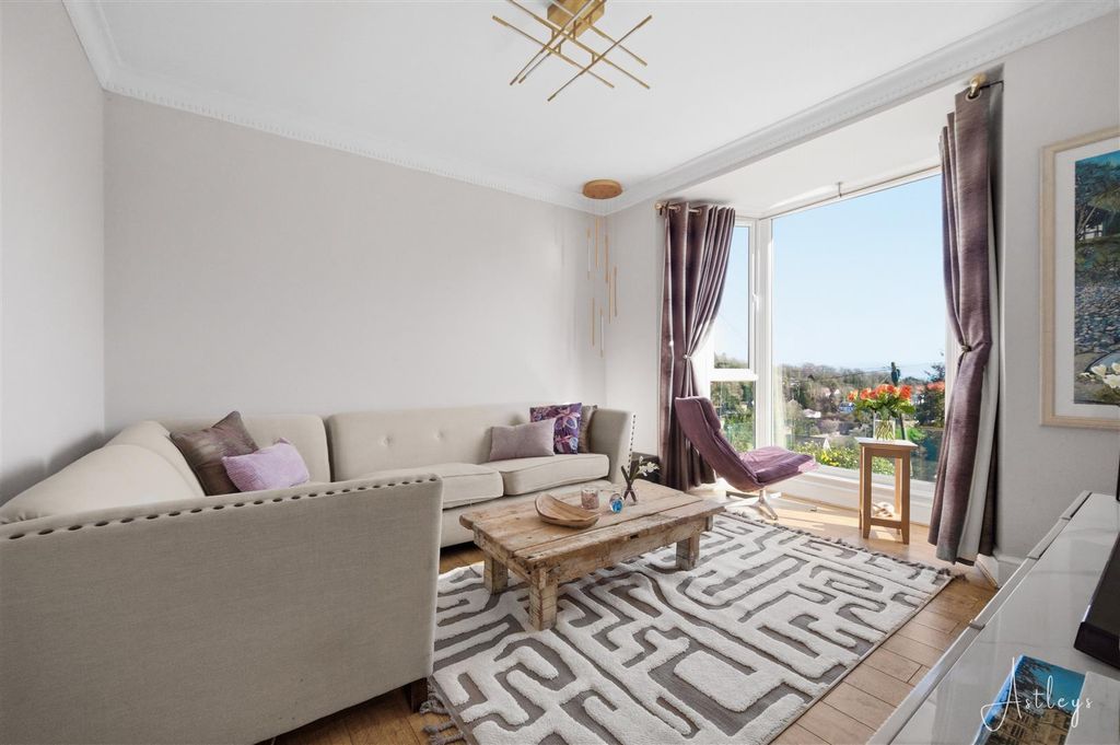 Property photo 2 of 34 Lounge