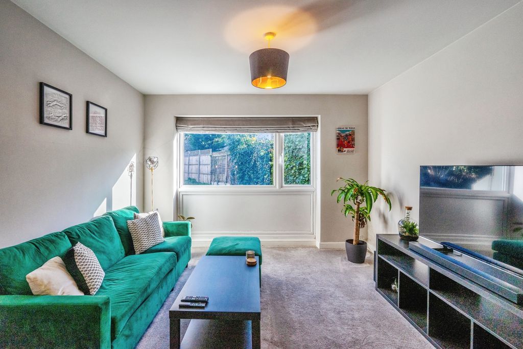 Property photo 1 of 9 Living Area