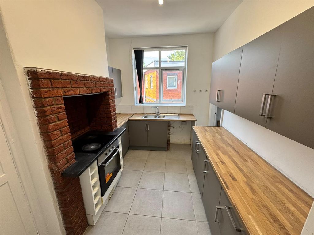 Property photo 2 of 18 Kitchen