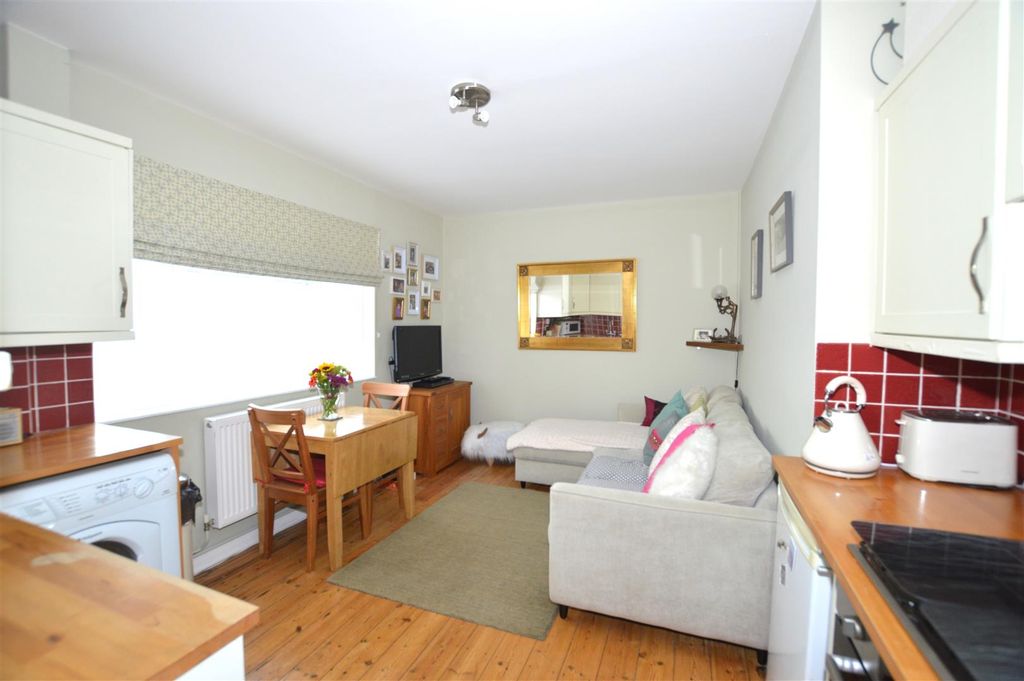 Property photo 1 of 14 37 Collingwood Close Living Kitchen July 25.Jpg