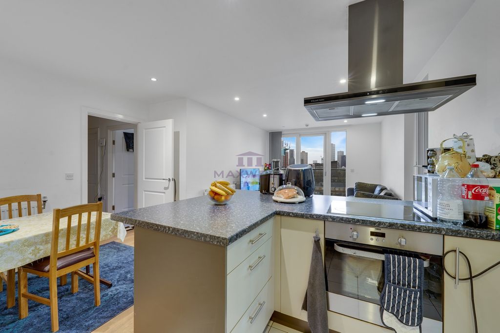 Property photo 3 of 16 For Sale 2 Bed 2 Bath, E14 Maxwellproperties.Co.uk