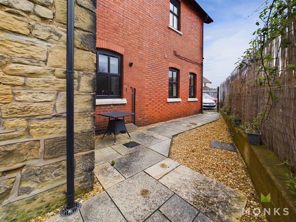 Property photo 2 of 12 Cam01420G0-Pr0277-Still014.Jpg
