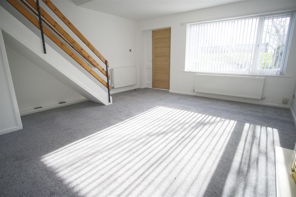 Property photo 3 of 11 Lounge Image 2