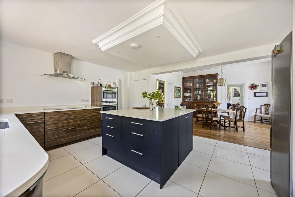Property photo 3 of 19 Chanctonbury Road, 34-017.Jpg