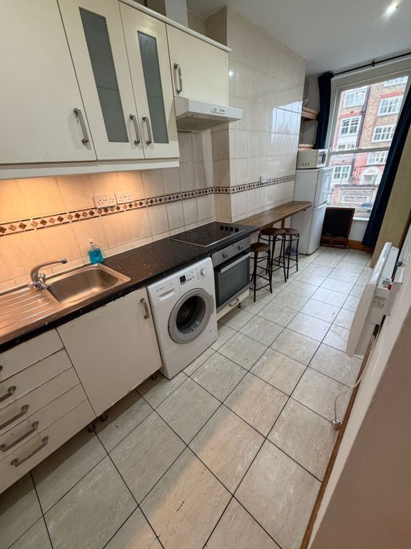 Property photo 1 of 19 Three Bedroom Flat On Stoke Newington Church Street N16.