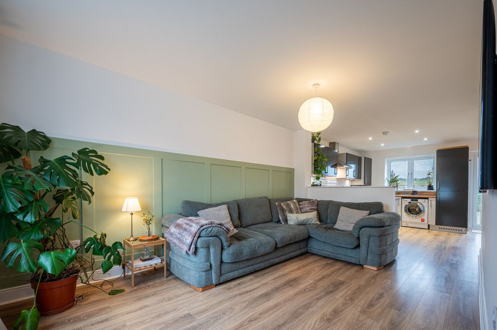 Property photo 2 of 32