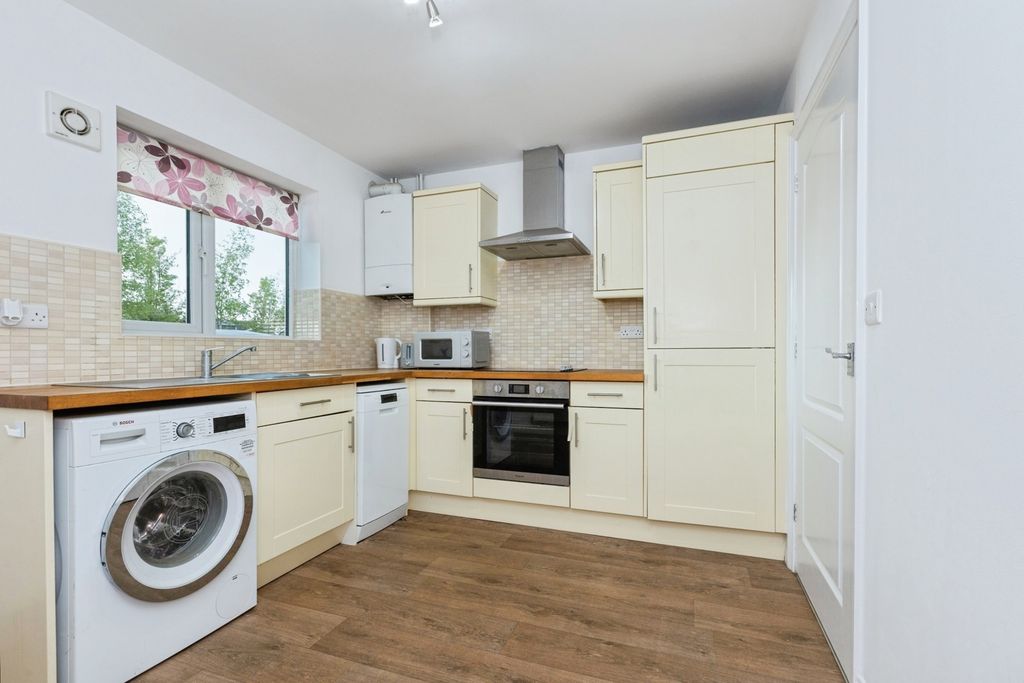 Property photo 3 of 18 Kitchen