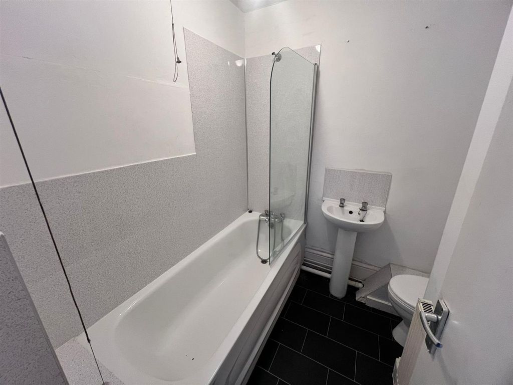 Property photo 1 of 6 Bathroom.Jpg