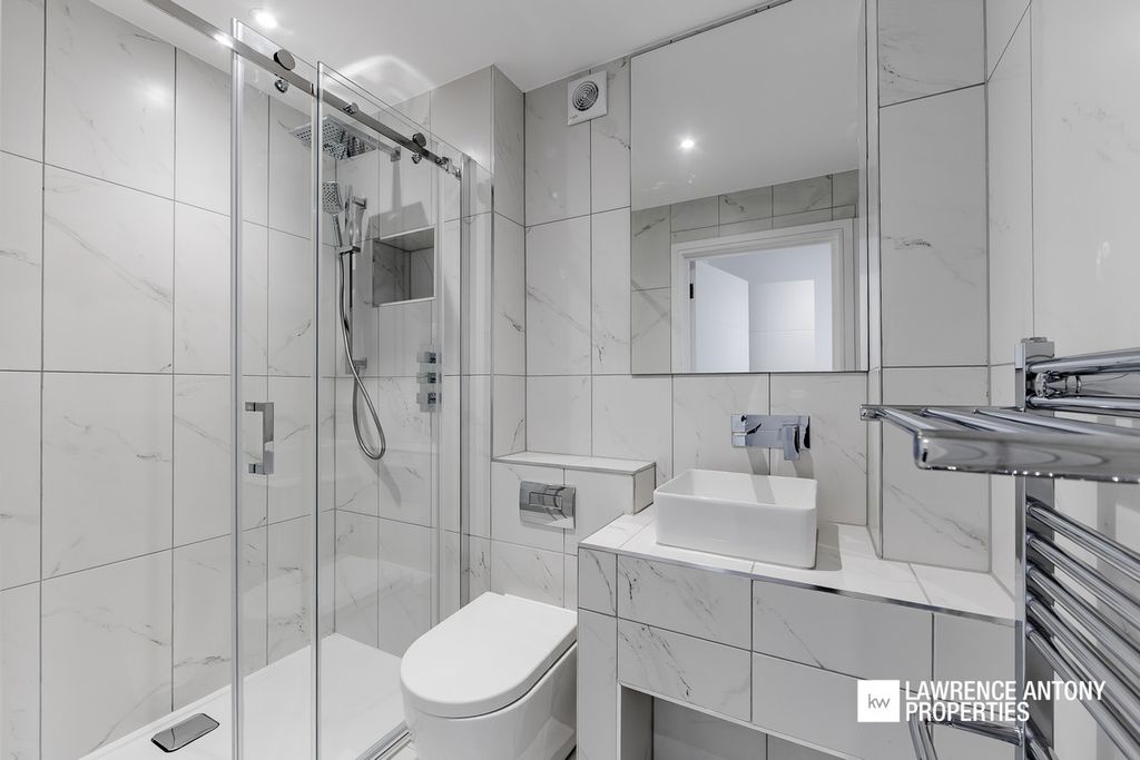 Additional image 12 of 3 bed flat for saleGrand Parade, Leigh-On-Sea SS9