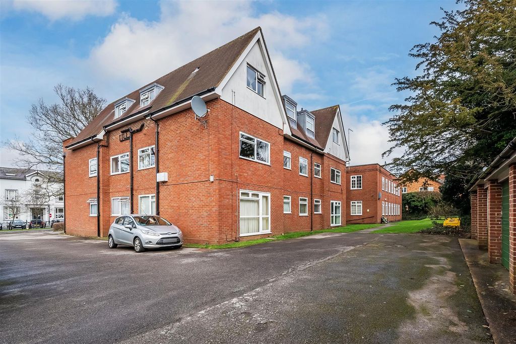 Property photo 1 of 11 Flat-8-East-Lodge-15.Jpg