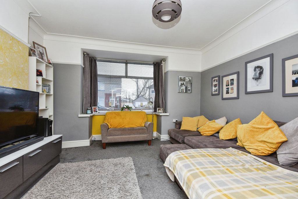 Property photo 3 of 15 Lounge