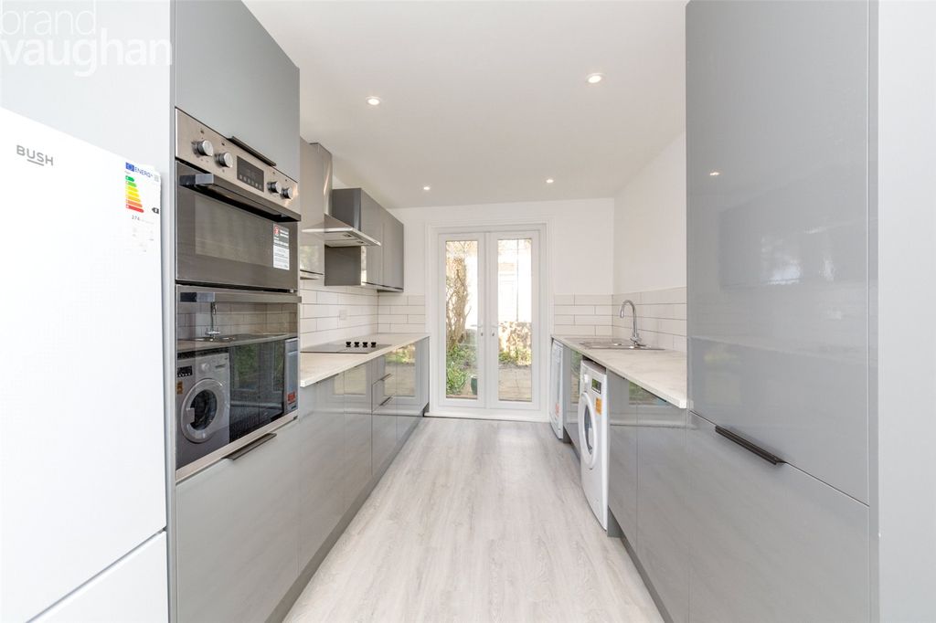 Property photo 3 of 10 Kitchen