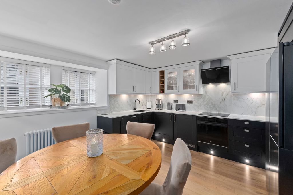 Property photo 2 of 28