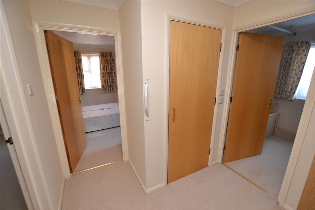 Property photo 2 of 12 Entrance Hall