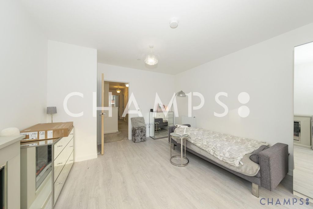 Property photo 1 of 18 Stunning Two-Bedroom Duplex Apartment On Shearwater Drive