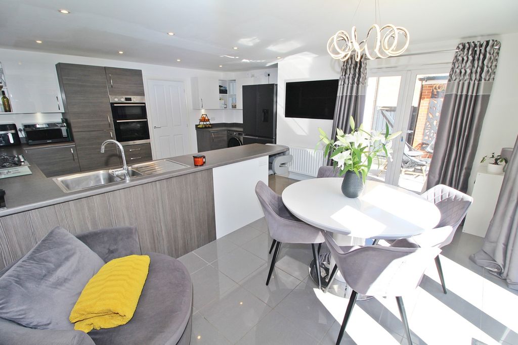 Property photo 2 of 20 5136323