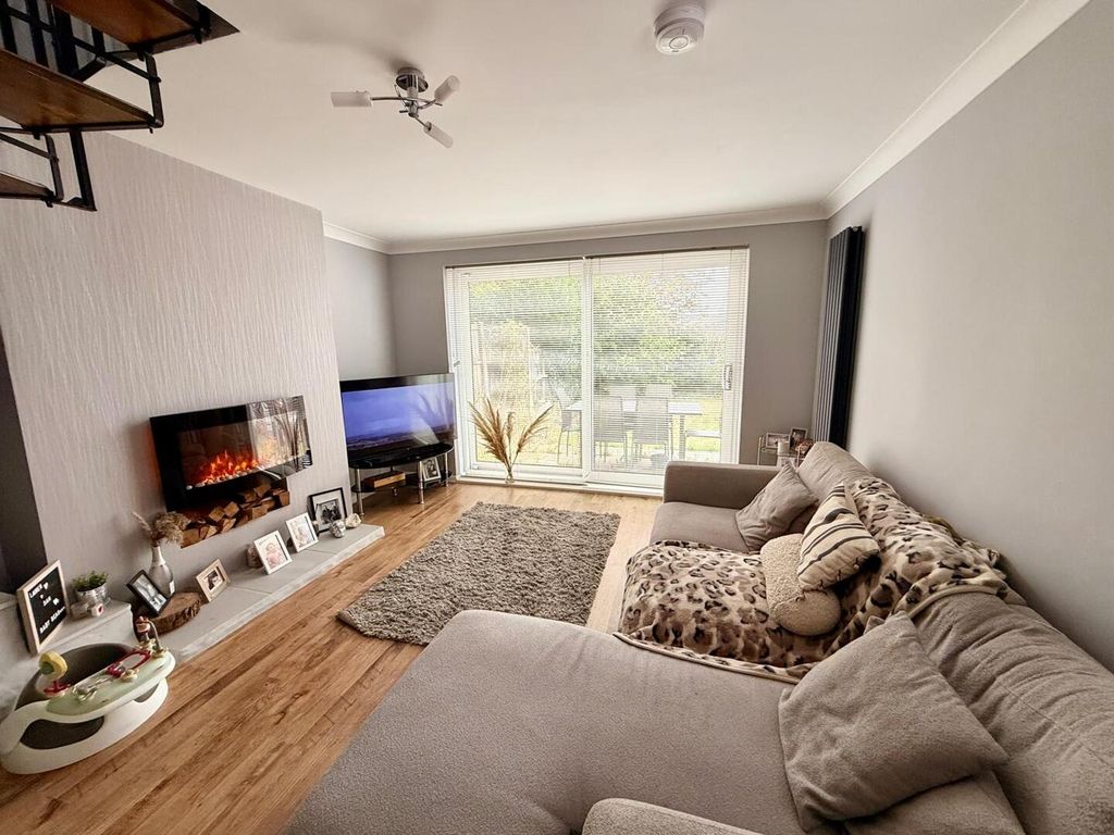 Property photo 2 of 7 Living Room