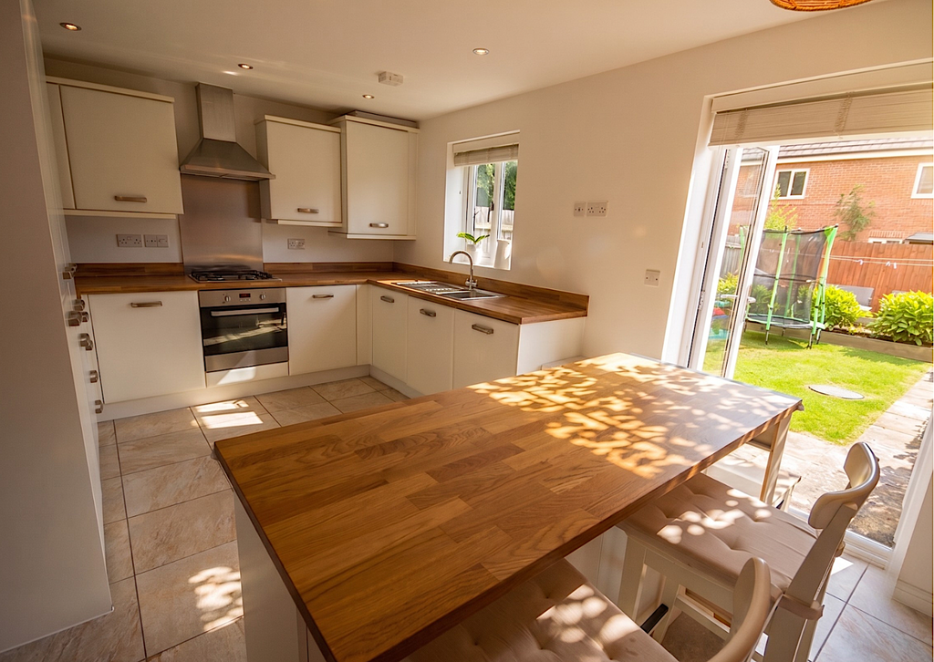 Property photo 2 of 18 Kitchen