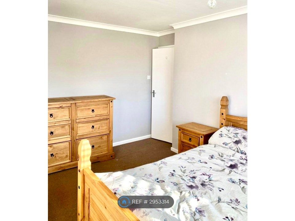 Property photo 3 of 6 Front Double Bedroom
