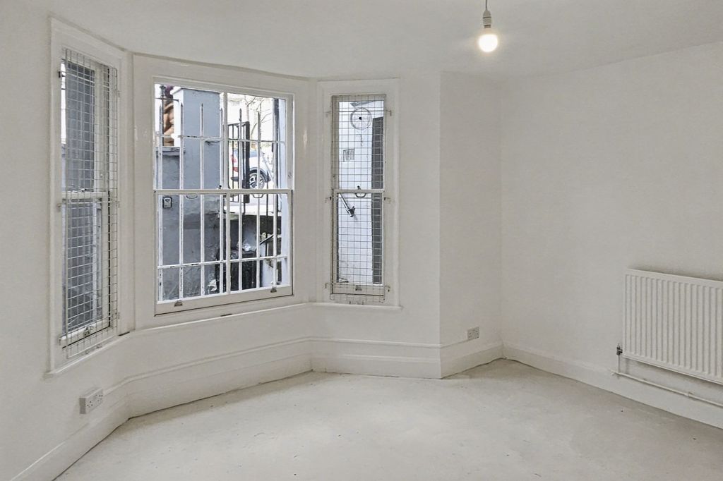 Property photo 3 of 12 11A Chesterton Road, Notting Hill, London W10 5Ly