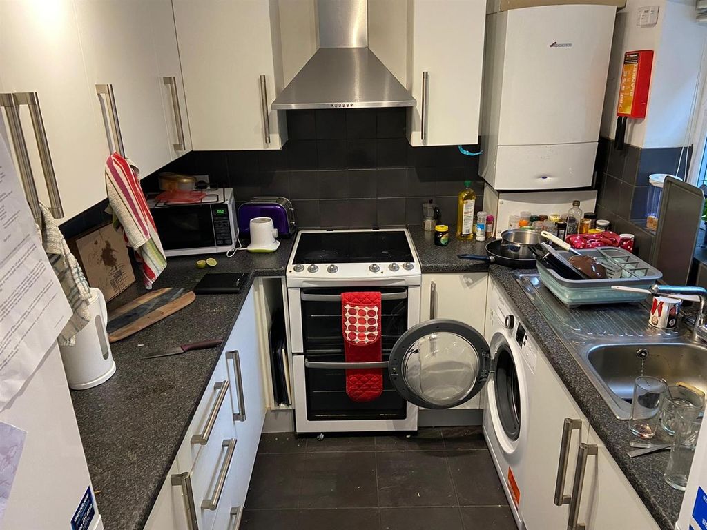 Property photo 3 of 13 Kitchen