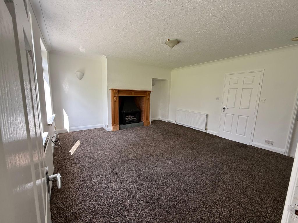 Property photo 3 of 13 Lounge