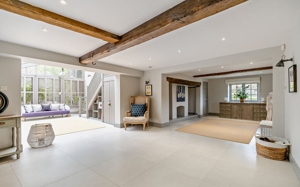 Property photo 3 of 40 Entrance Hall