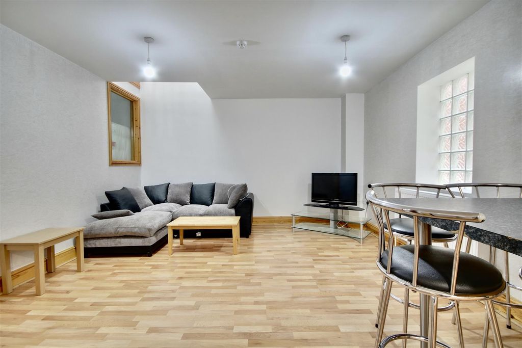 Property photo 2 of 14 83708Efc-1B9C-49Fd-A097-469C2A13A4De_1_201_A.Jpeg