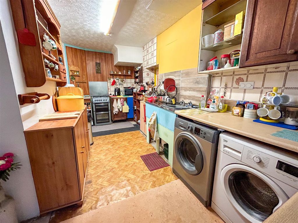 Property photo 3 of 33 Kitchen