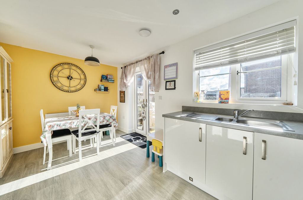 Property photo 3 of 11 1407799-15-698349...