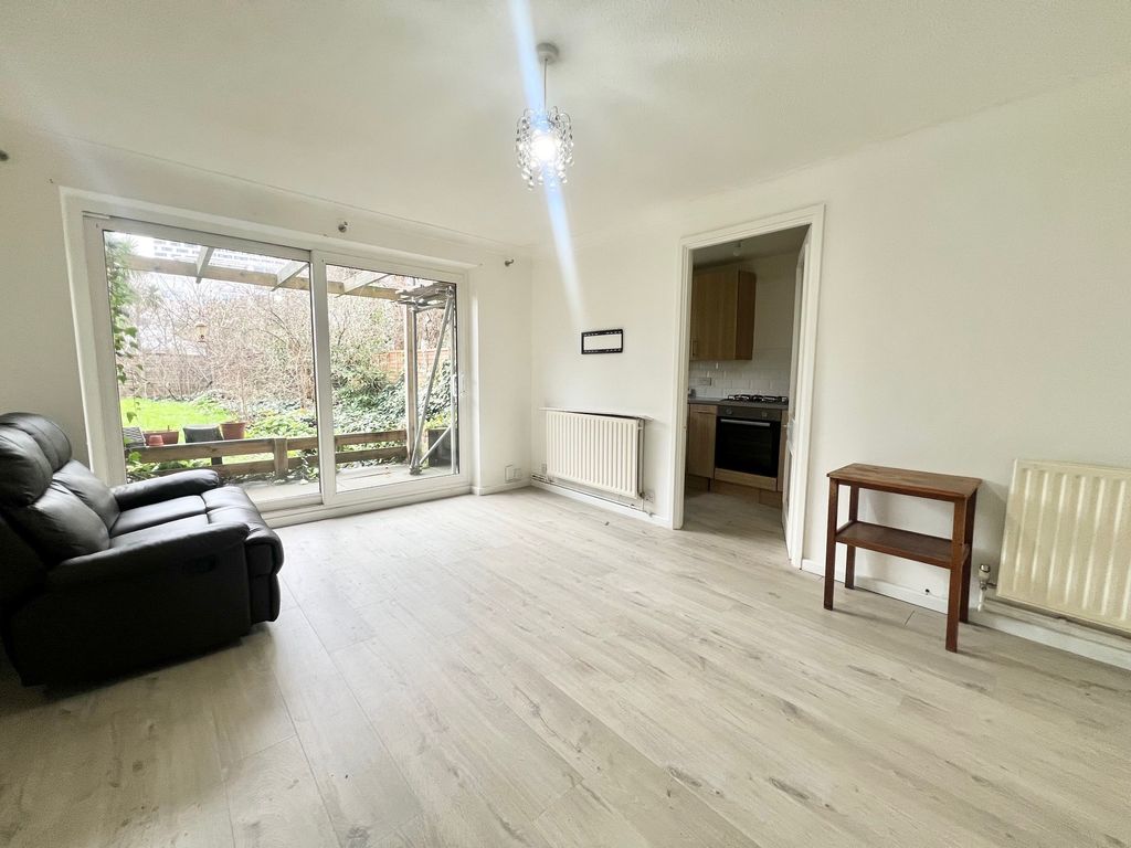 Property photo 1 of 10 Photo 4