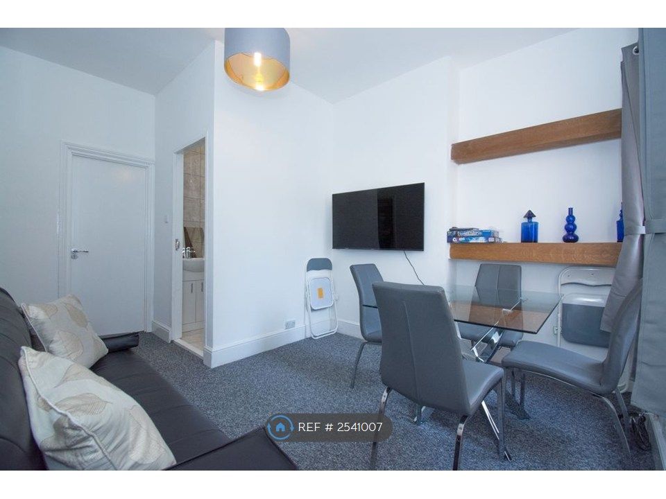 Property photo 2 of 14 Lounge