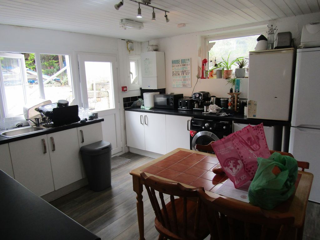 Property photo 3 of 17 Kitchen