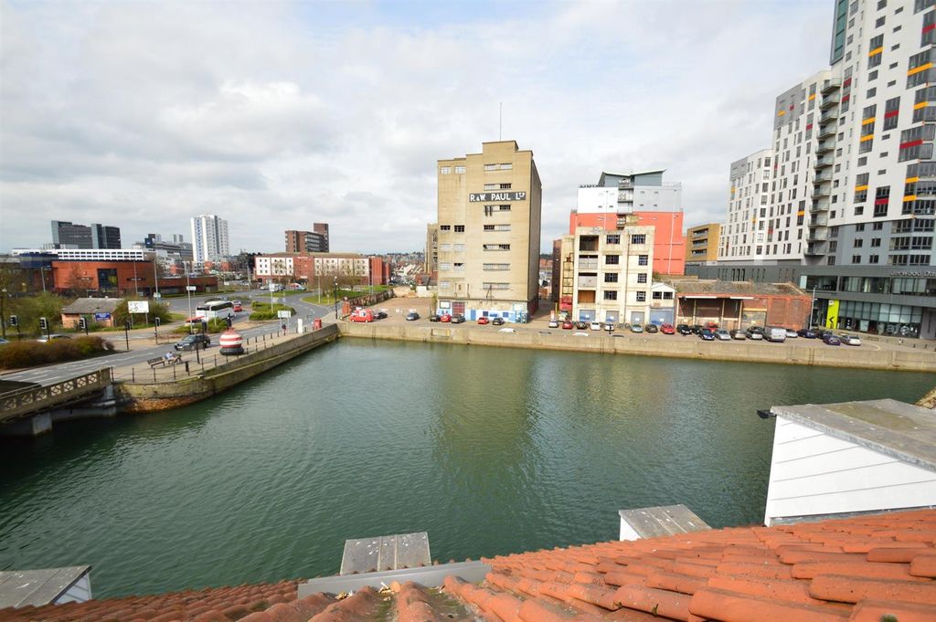 Property photo 2 of 8