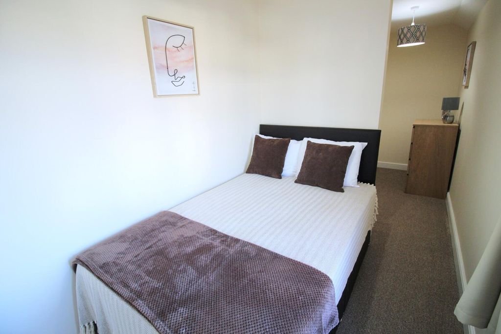 Property photo 1 of 4 Bedroom